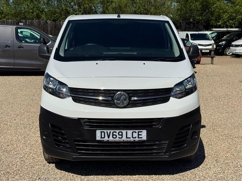 Second-hand Vauxhall Vivaro Edition 120 CP (88 kW) 2019 Alb Monovolum