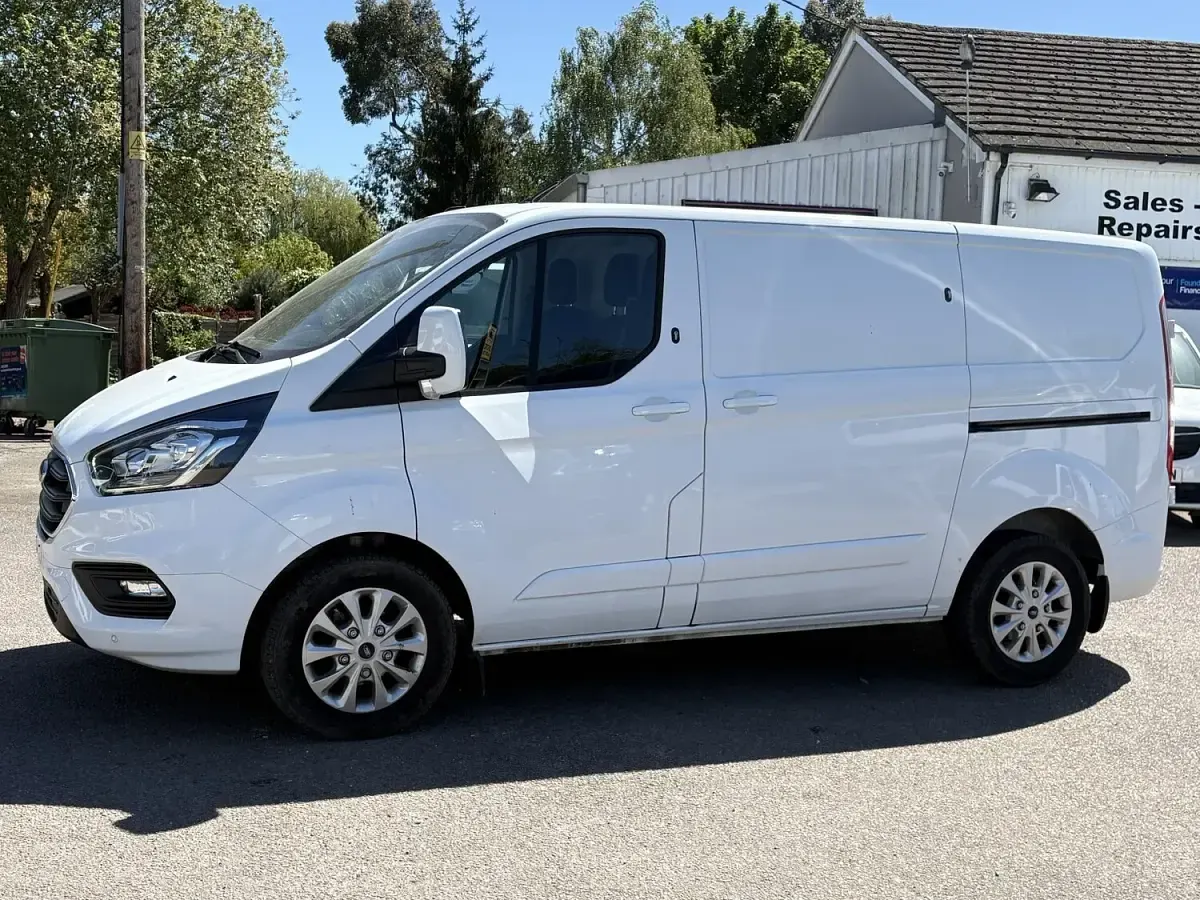 Käytetty Ford Transit Custom Limited 130 HP (95 kW) 2023 Valkoinen Van