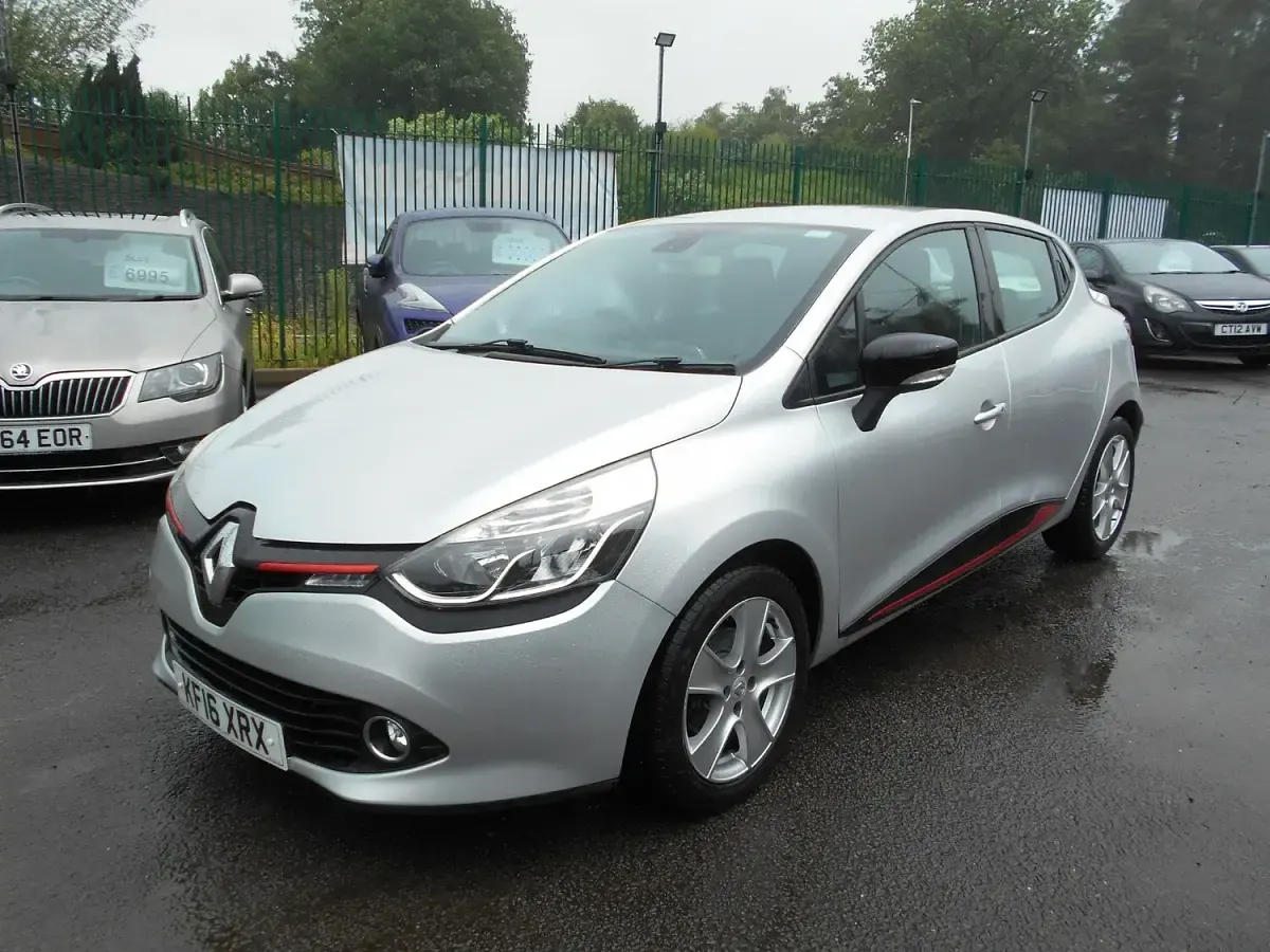 Used Renault Clio Dynamique 90 HP (66 kW) 2016 Silver Hatchback