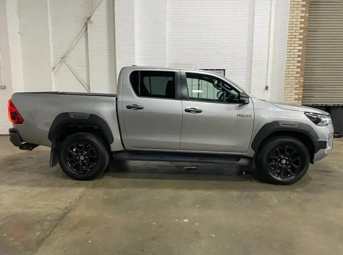 Used Toyota HiLux 205 HP (150 kW) 2025 Silver Pickup