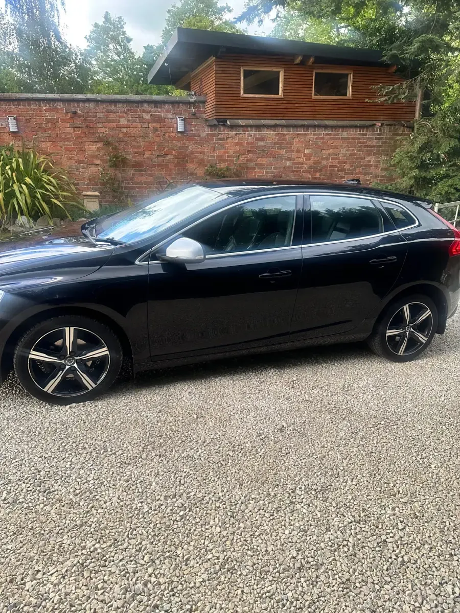 Gebraucht Volvo V40 R-Design 120 PS (88 kW) 2016 Schwarz Kleinwagen