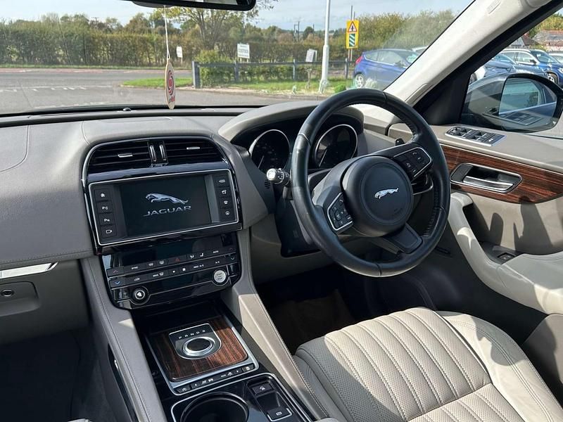 Second-hand Jaguar F-Pace Portfolio 180 CP (132 kW) 2016 Verde SUV