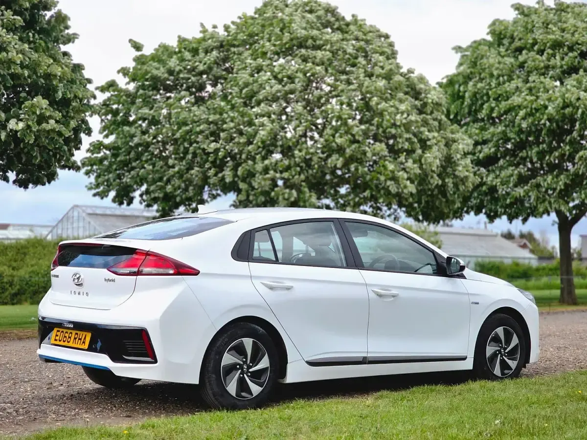 Used Hyundai Ioniq SE 141 HP (103 kW) 2018 White Hatchback