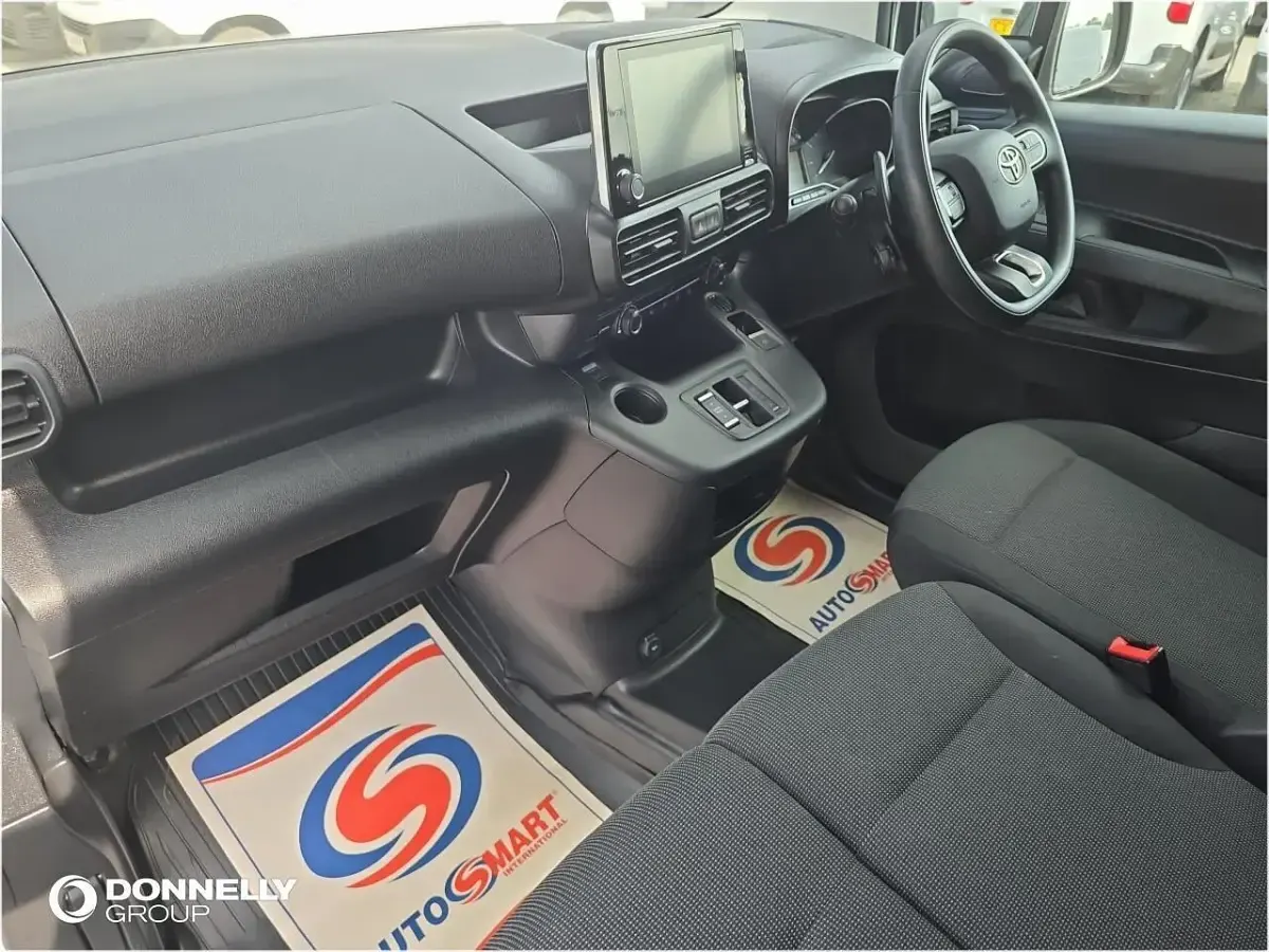 Used Toyota Proace Design 130 HP (95 kW) 2024 White MPV