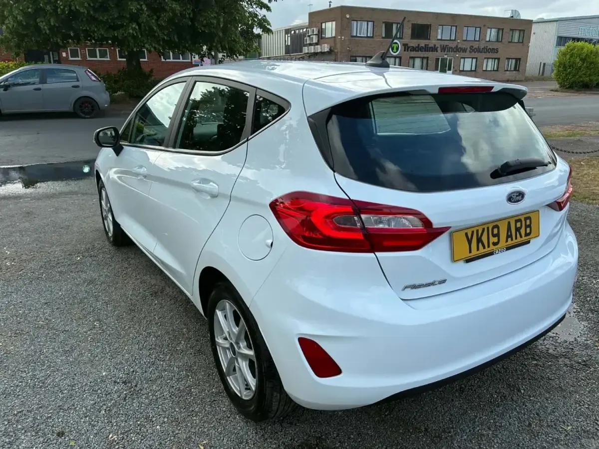 Usado Ford Fiesta Zetec 85 CV (62 kW) 2019 Blanco Utilitario
