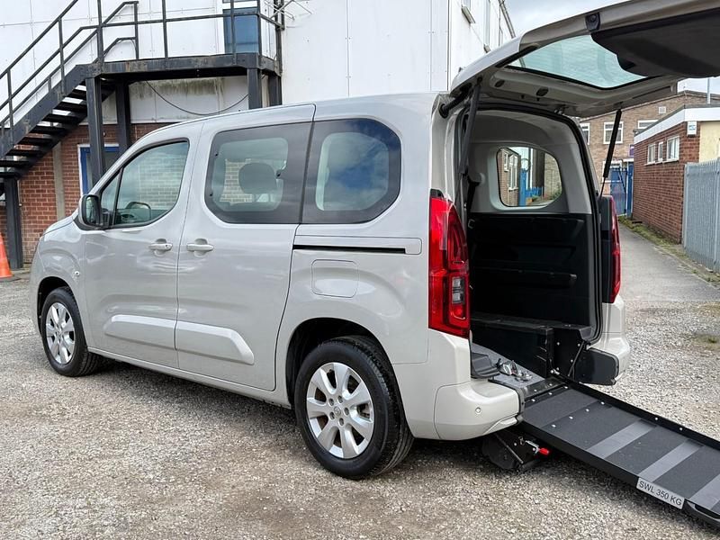 Begagnad Vauxhall Combo S 130 HK (95 kW) 2021 Grå Minibuss