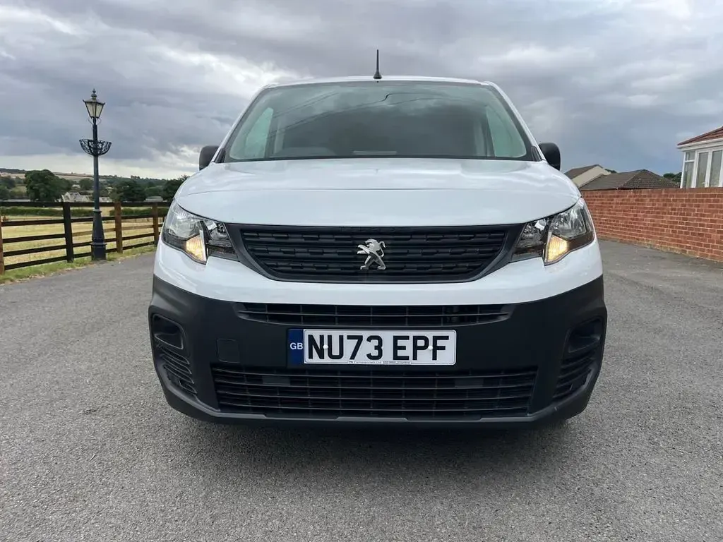 Used Peugeot Partner Premium 101 HP (74 kW) 2023 White MPV