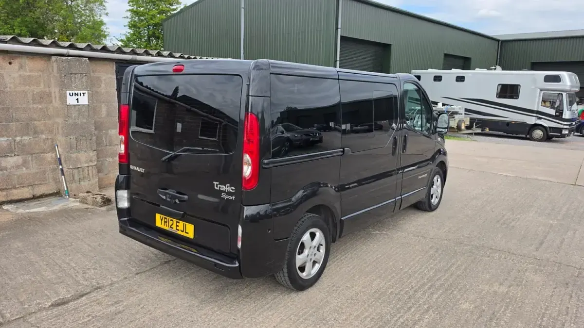 Używany Renault Trafic 115 KM (84 kW) 2012 Czarny Minivan