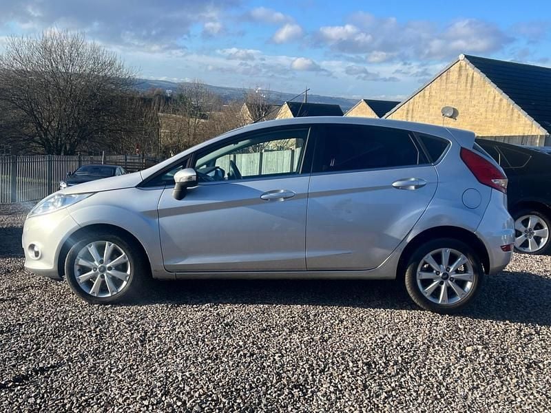 Used Ford Fiesta Zetec 96 HP (70 kW) 2010 Silver Hatchback