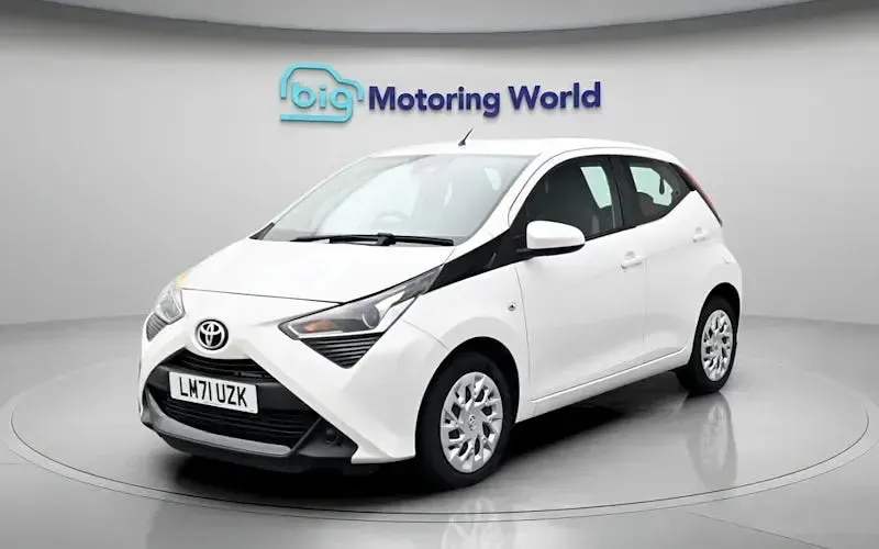 Usado Toyota Aygo X-play 72 HP (52 kW) 2021 Branco Citadino