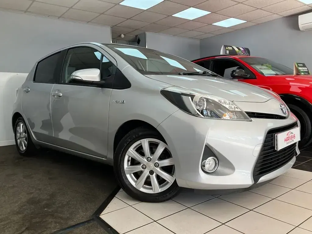 Used Toyota Yaris Hybrid T4 101 HP (74 kW) 2013 Silver Hatchback