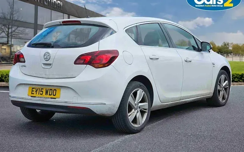 Used Vauxhall Astra SRi 101 HP (74 kW) 2015 White Hatchback