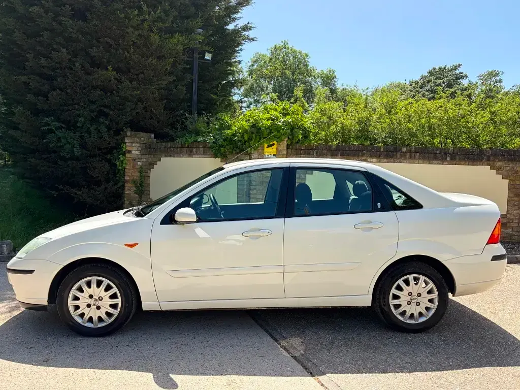 Used Ford Focus Ghia 2002 White Sedan