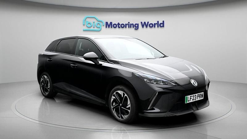 Begagnad MG MG4 EV Trophy 150 kW (204 HK) 2023 Svart Halvkombi