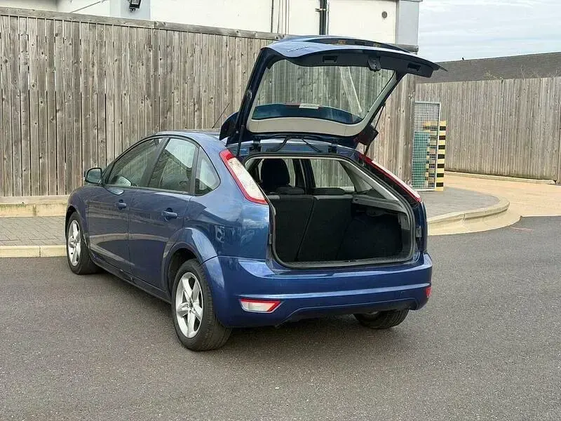 Used Ford Focus Zetec 125 HP (91 kW) 2010 Blue Hatchback