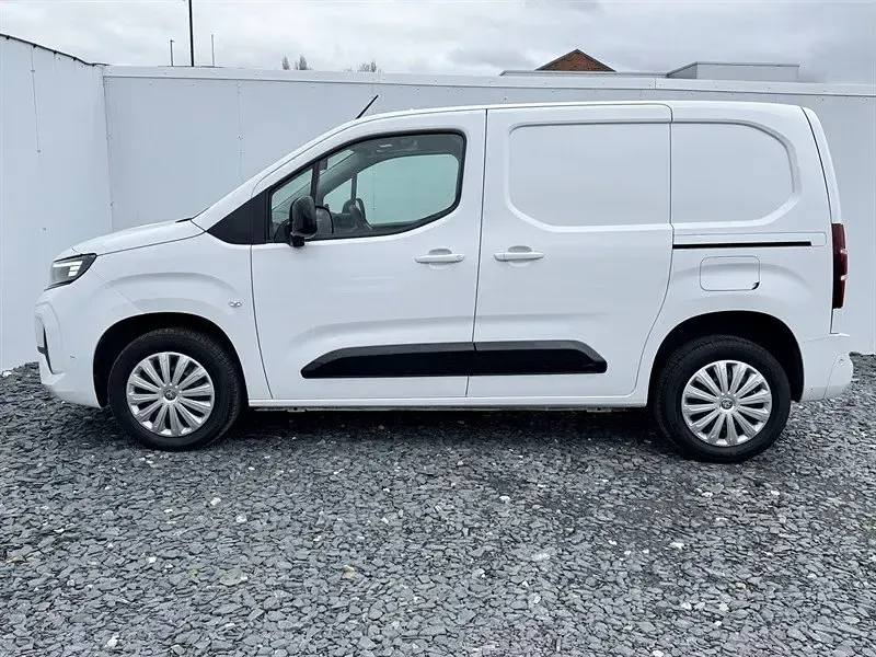 Second-hand Vauxhall Combo S 130 CP (95 kW) 2024 Alb Monovolum