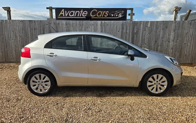 Used Kia Rio 86 HP (63 kW) 2013 Silver Hatchback