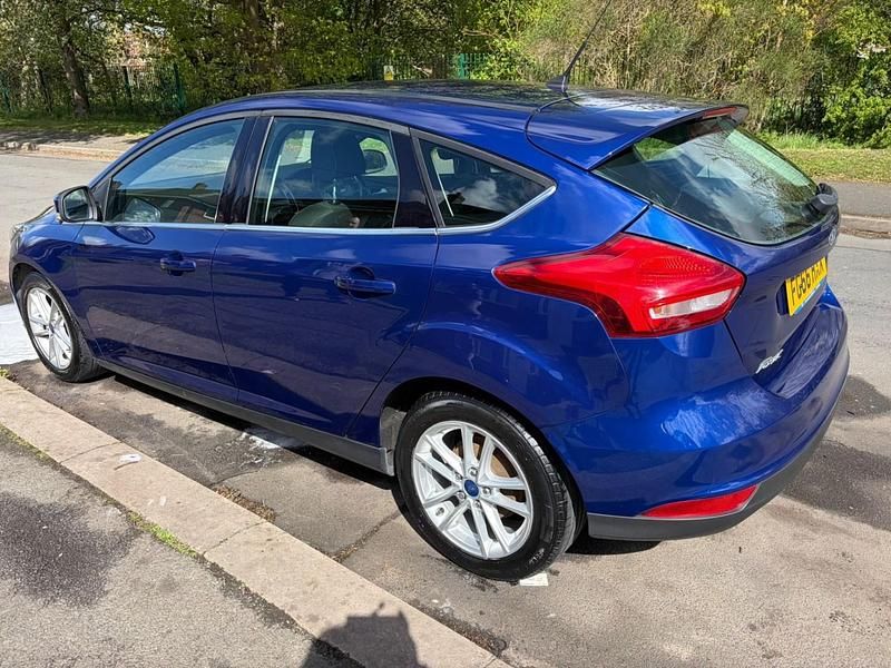 Used Ford Focus Zetec 125 HP (91 kW) 2016 Blue Hatchback