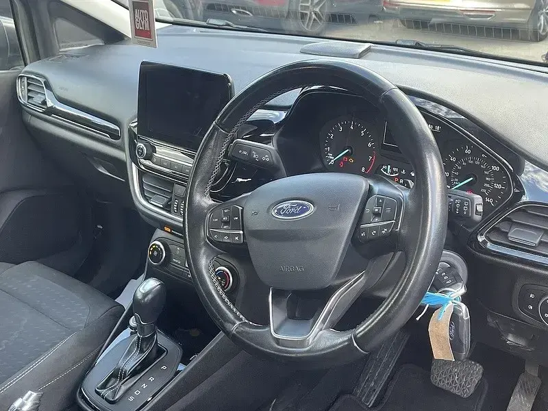 Usado Ford Fiesta Zetec 100 HP (73 kW) 2018 Cinzento Citadino