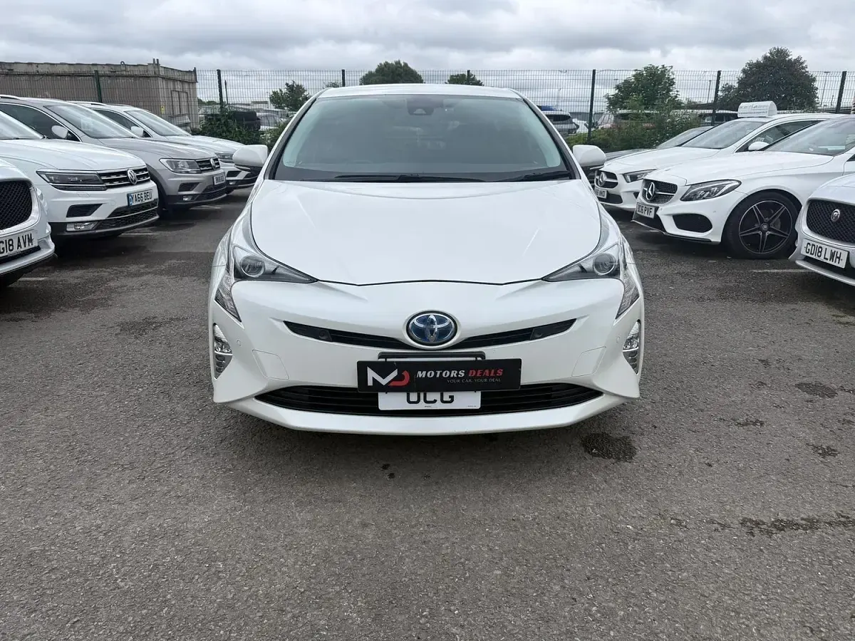 Used Toyota Prius Active 122 HP (89 kW) 2024 White Hatchback