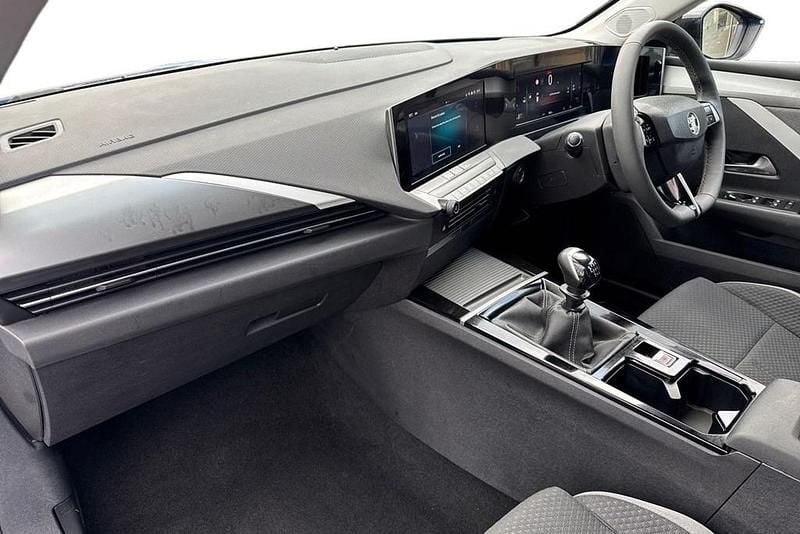 Second-hand Vauxhall Astra Design Edition 110 CP (80 kW) 2024 Albastru Break