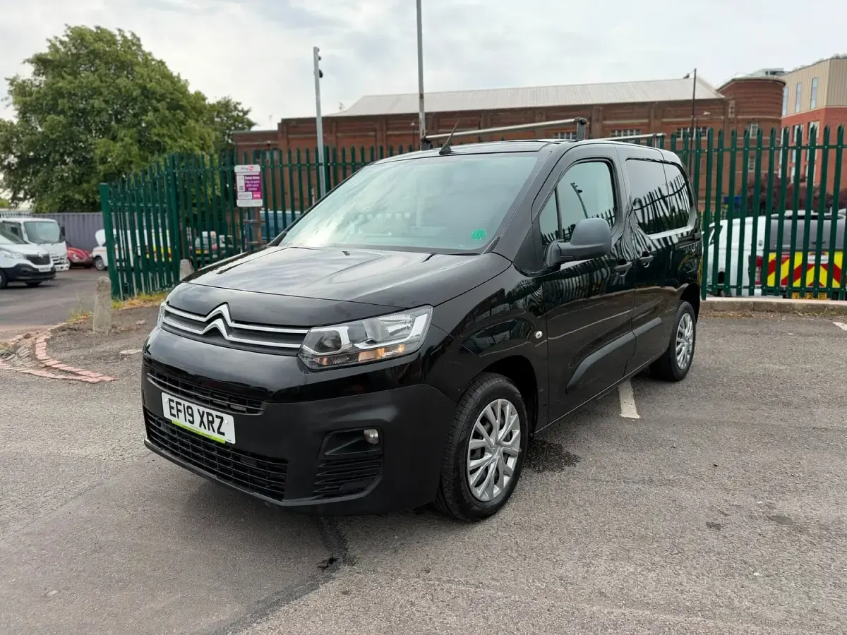 Used Citroën Berlingo Start 100 HP (73 kW) 2019 Black MPV