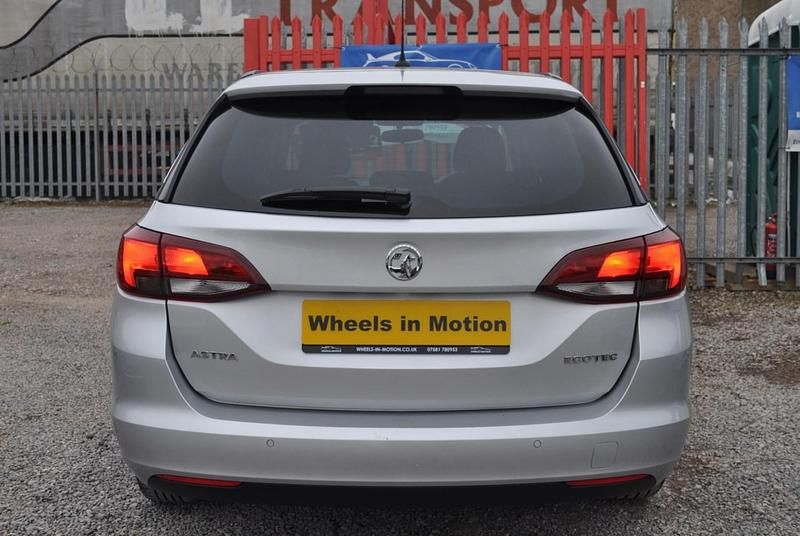 Second-hand Vauxhall Astra Design Edition 105 CP (77 kW) 2018 Argintiu Break