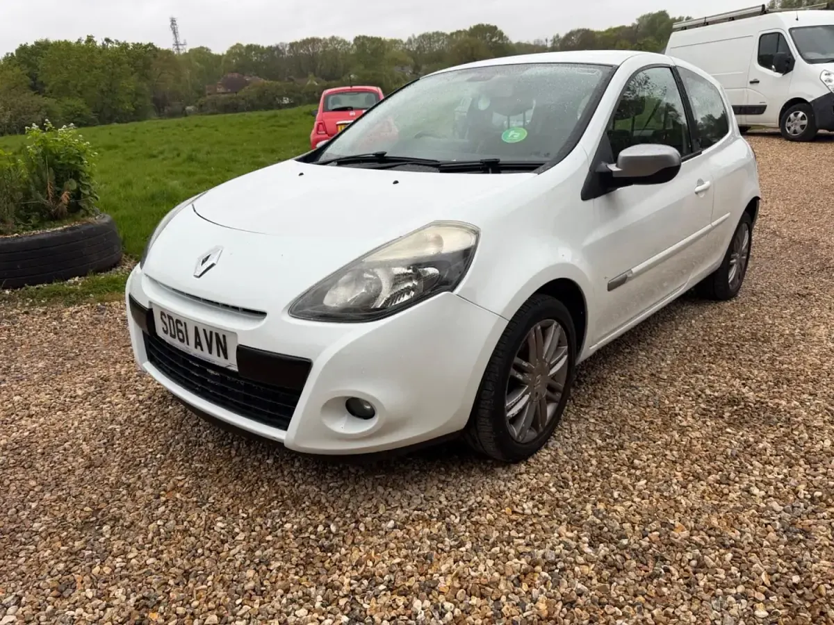 Usado Renault Clio II Dynamique 75 HP (55 kW) 2011 Branco Citadino