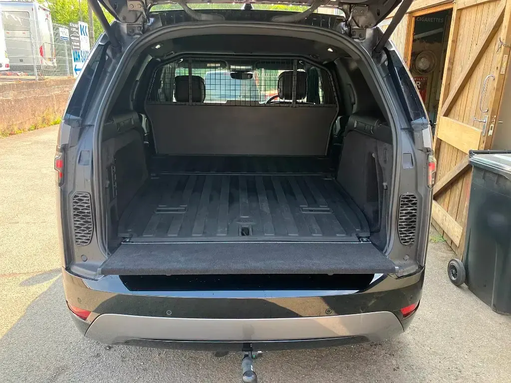 Used Land Rover Discovery HSE Dynamic 296 HP (217 kW) 2024 Eiger grey metallic SUV