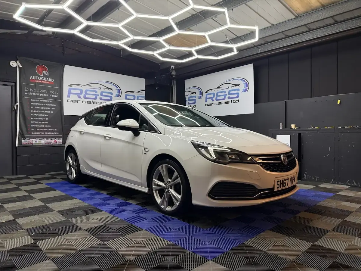 Used Vauxhall Astra SRi 110 HP (80 kW) 2017 White Hatchback
