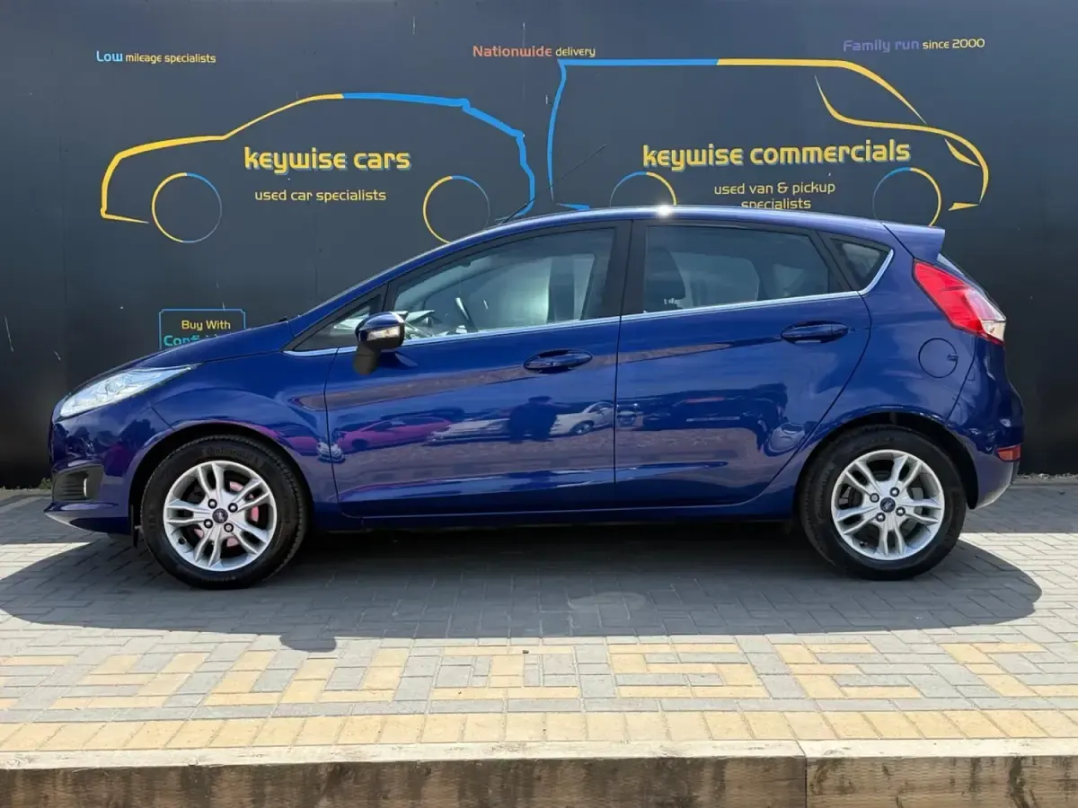 Begagnad Ford Fiesta Zetec 2016 Blå Halvkombi