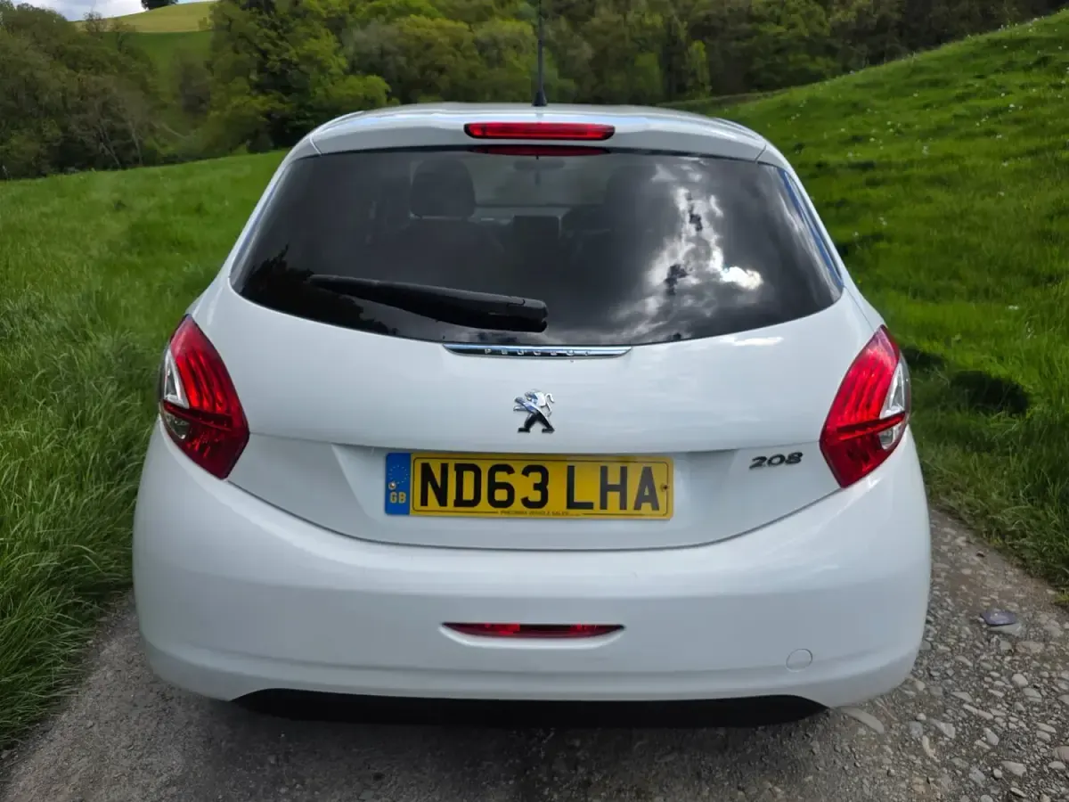 Used Peugeot 208 Allure 68 HP (50 kW) 2014 White Hatchback