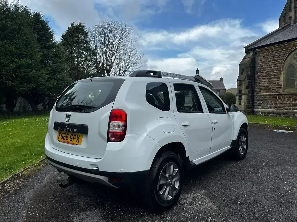 Used Dacia Duster Lauréate 110 HP (80 kW) 2016 White SUV
