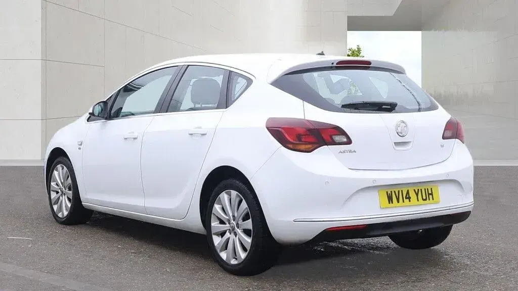 Used Vauxhall Astra Elite 2014 White Hatchback