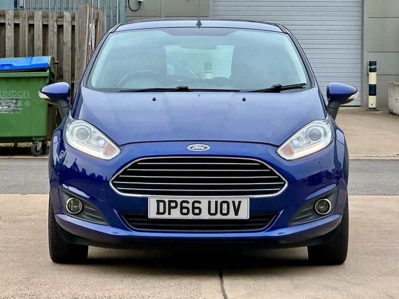 Begagnad Ford Fiesta Zetec 2016 Blå Halvkombi