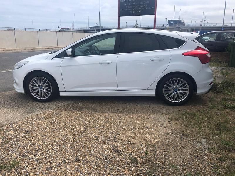 Used Ford Focus Zetec 180 HP (132 kW) 2012 White Hatchback
