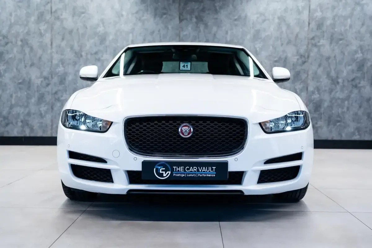 Używany Jaguar XE Prestige 2017 Biały Sedan/Limuzyna