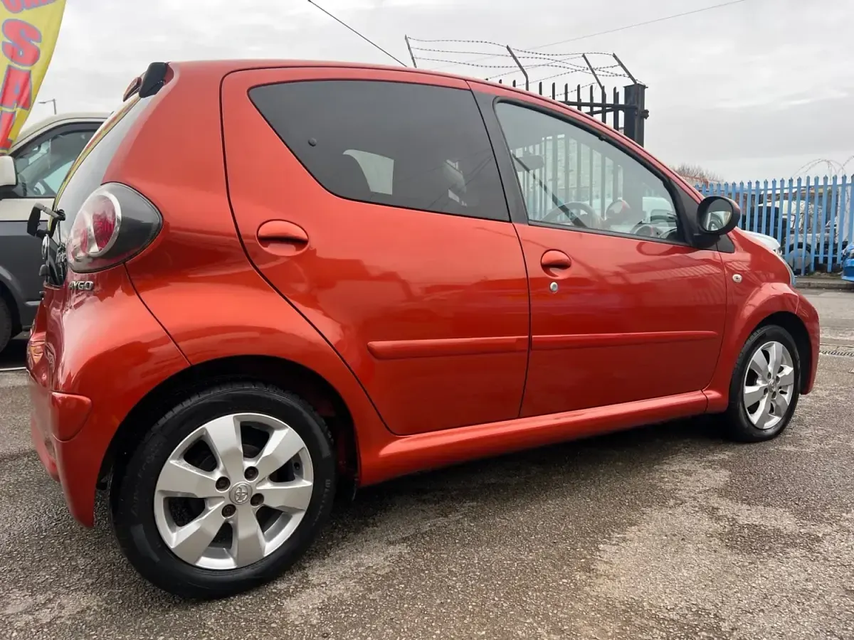 Usado Toyota Aygo 68 HP (50 kW) 2012 Vermelho Citadino