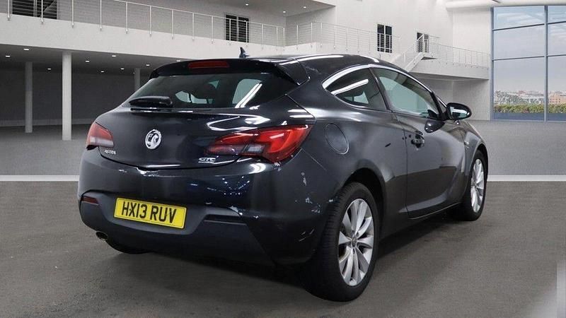 Second-hand Vauxhall Astra GTC SRi 140 CP (102 kW) 2013 Negru Hatchback