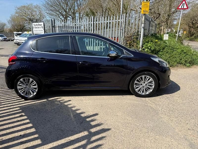 Gebraucht Peugeot 208 Allure 100 PS (73 kW) 2015 Blau Kleinwagen