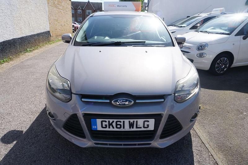 Used Ford Focus Zetec 125 HP (91 kW) 2011 Silver Hatchback