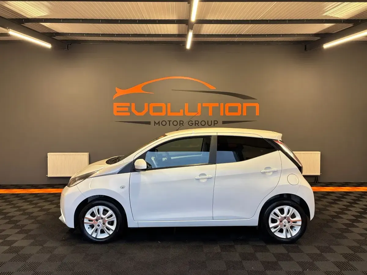 Used Toyota Aygo X-pure 69 HP (50 kW) 2016 White Hatchback