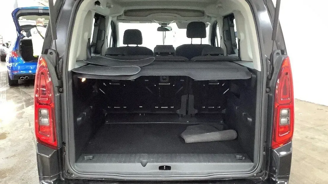 Begagnad Vauxhall Combo Design Edition 100 HK (73 kW) 2019 Svart Minibuss