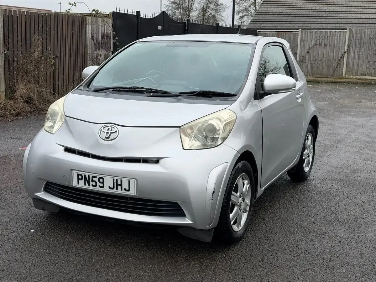 Used Toyota iQ 68 HP (50 kW) 2009 Silver Hatchback
