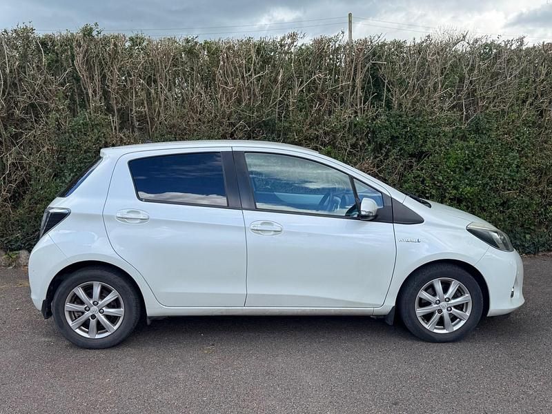 Used Toyota Yaris Hybrid 101 HP (74 kW) 2013 White Hatchback