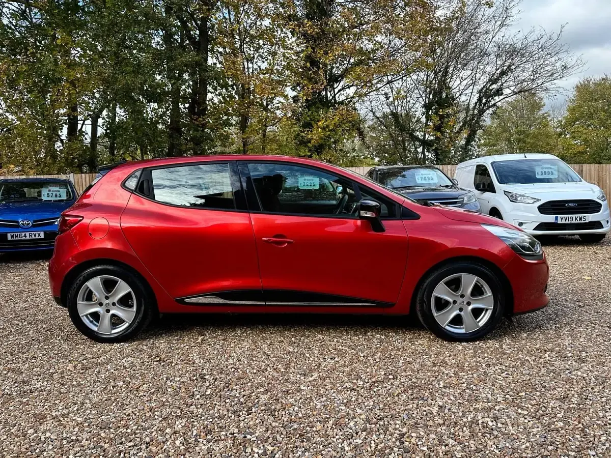 Used Renault Clio Dynamique 90 HP (66 kW) 2015 Red Hatchback