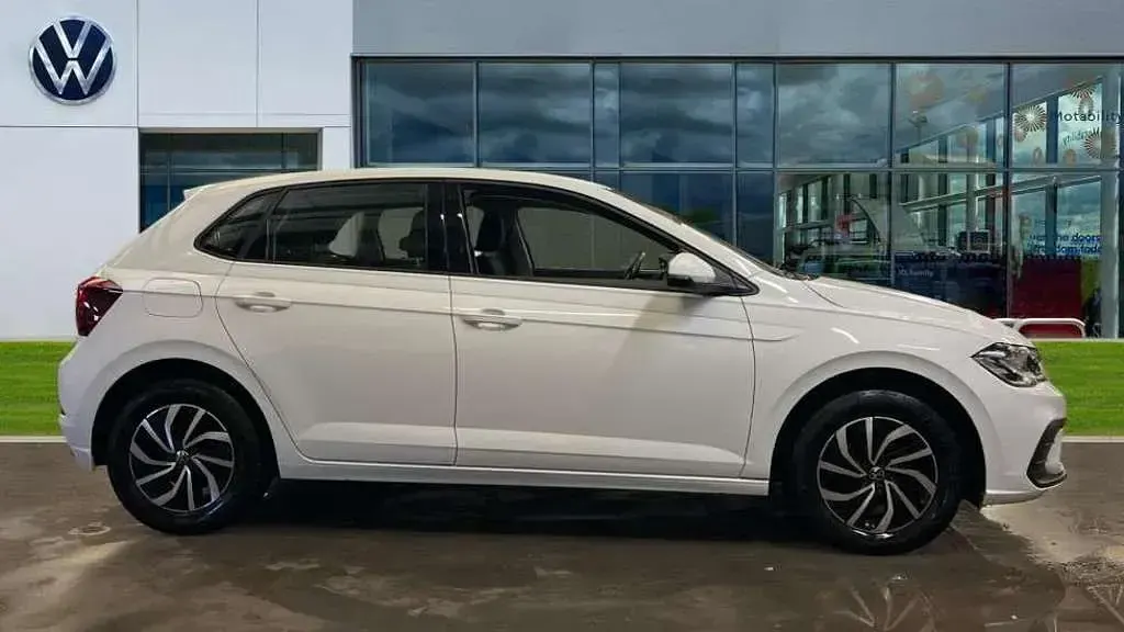 Used VW Polo Life 95 HP (69 kW) 2023 Pure white Hatchback
