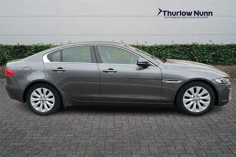 Begagnad Jaguar XE Prestige 163 HK (119 kW) 2017 Grå Sedan