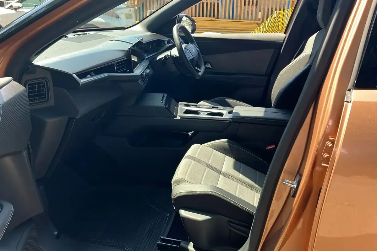 Used Vauxhall Grandland X GSe 143 HP (105 kW) 2025 Brown SUV