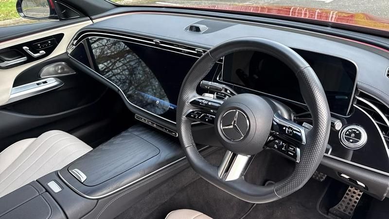 Used Mercedes E300 AMG Line Premium 313 HP (230 kW) 2025 Red